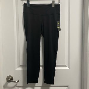 Old Navy Size M Black Mid Rise Fitted Crop